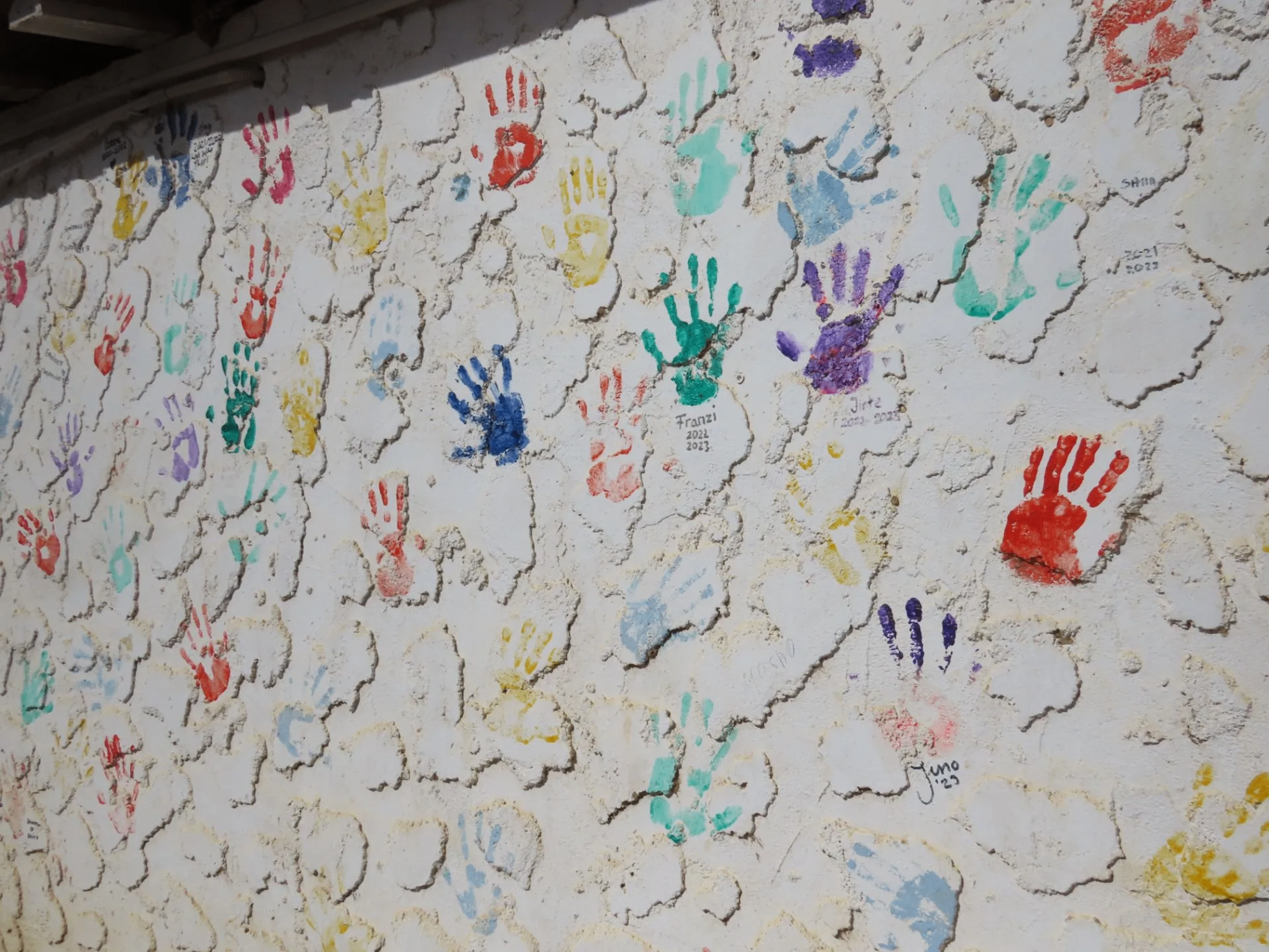 Muur met handafdrukken van vrijwilligers in de shelter